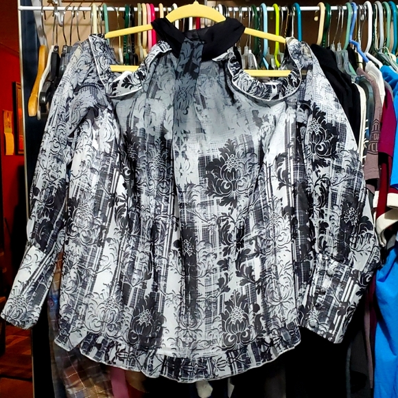 Bebe cold shoulder ruffle top Sz L - Picture 1 of 12